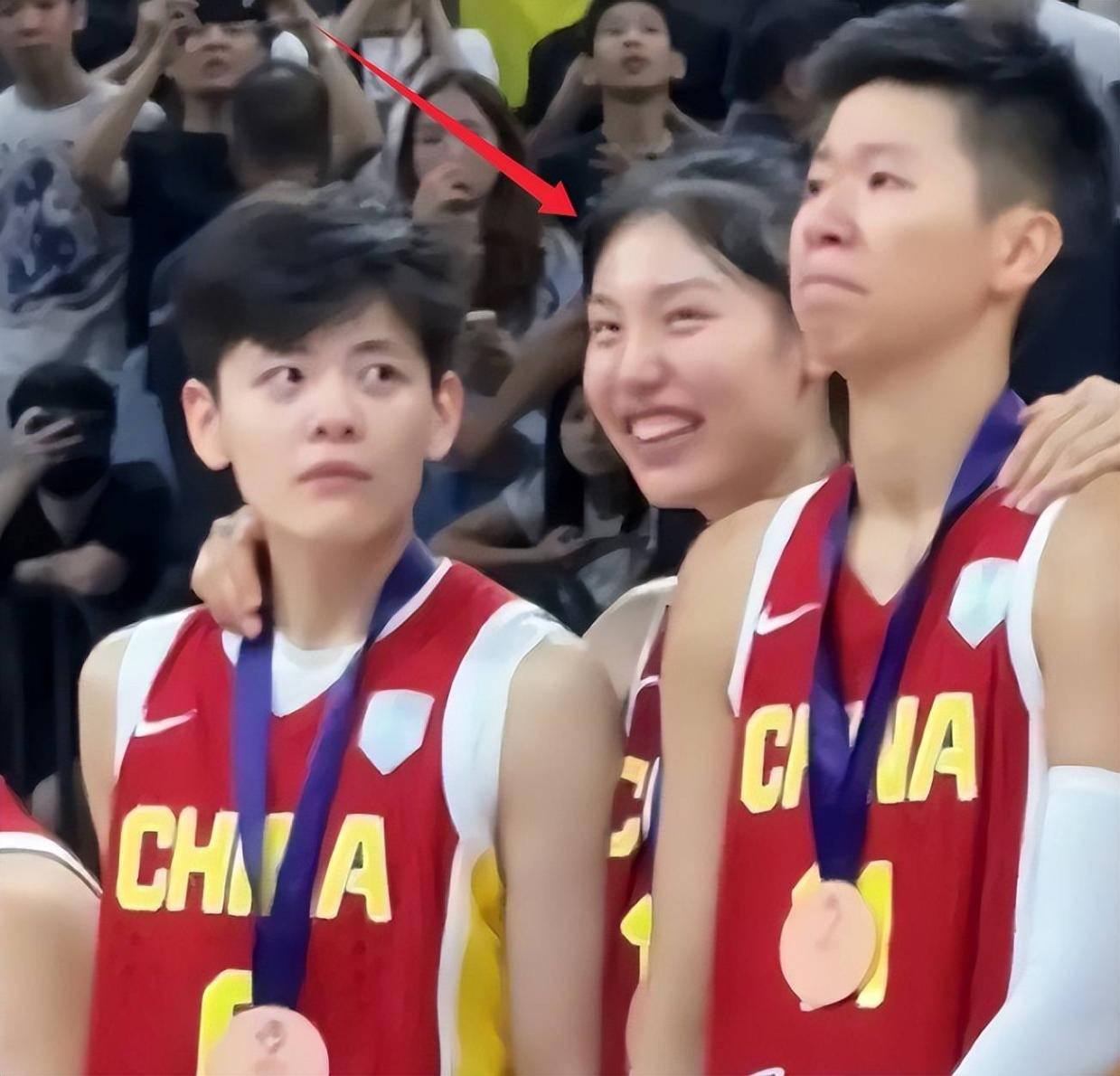 领奖时, 她们几个还 领奖时, 她们几个还